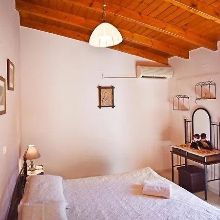 Marilou'S Cottage Agios Matthaios  Exterior photo